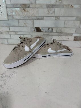 Nike Womens Tan Canvas Low-Top Slip-On Sneakers with White Swoosh Sz 8